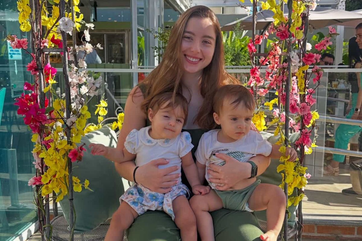 foto colorida mãe com os gemeos
