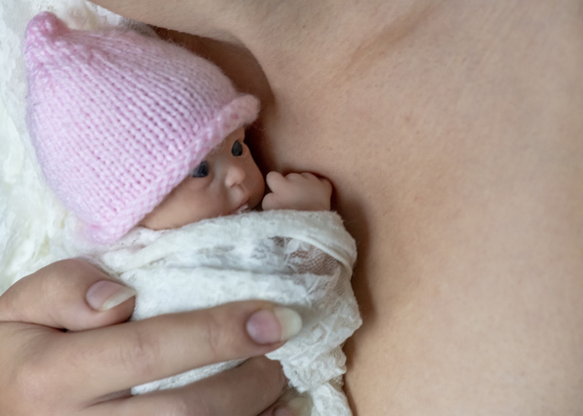 Chocante! Jovem forja gravidez com boneca reborn, simula parto e inventa a morte do bebê