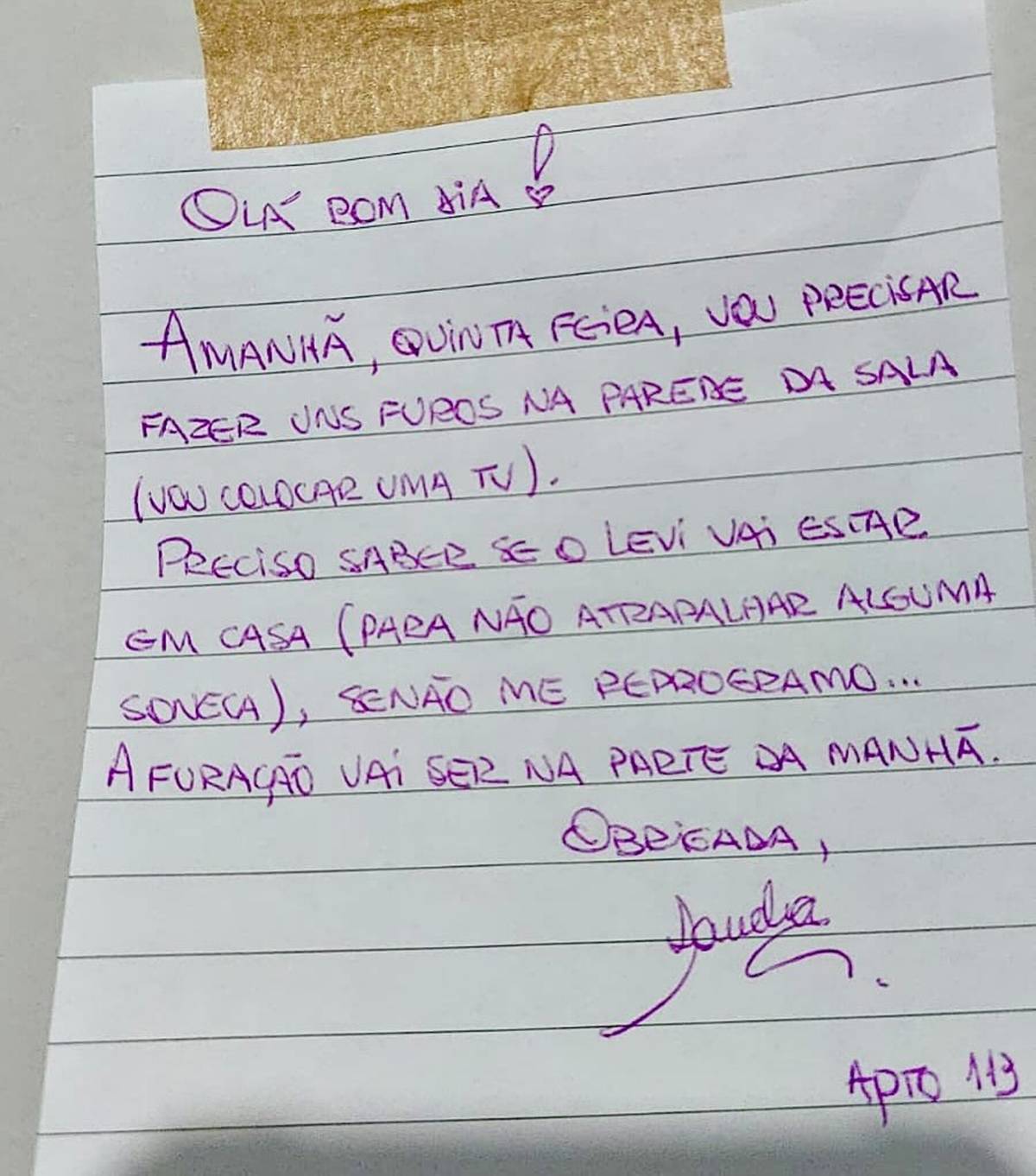 A vizinha, preocupada com o horário da soneca do bebê de Bruna Hilarião, deixou um recado no apartamento dela. “Foi muito fofo”, disse a mãe - Metrópoles