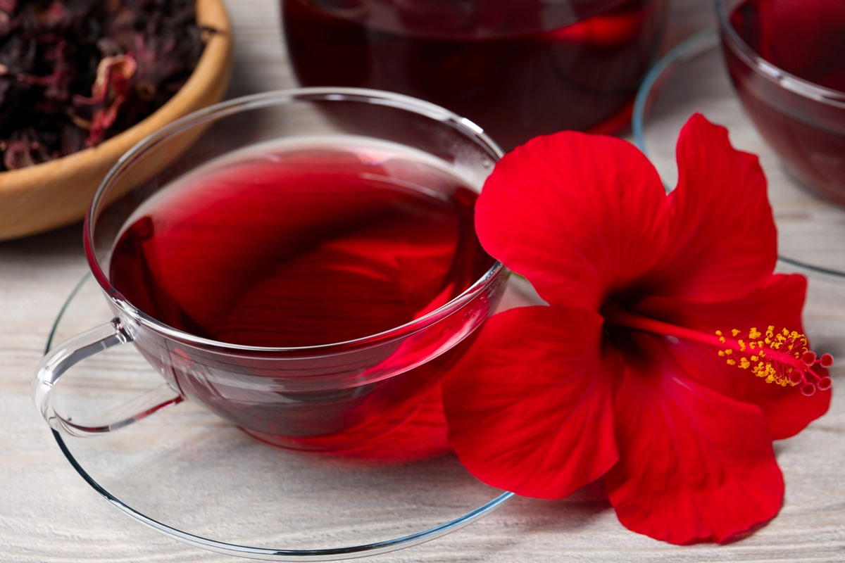 Foto colorida de chá de hibisco - Metrópoles