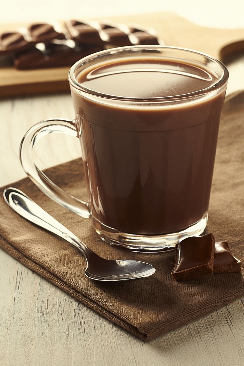 Foto colorida de xícara de chocolate quente - Metrópoles