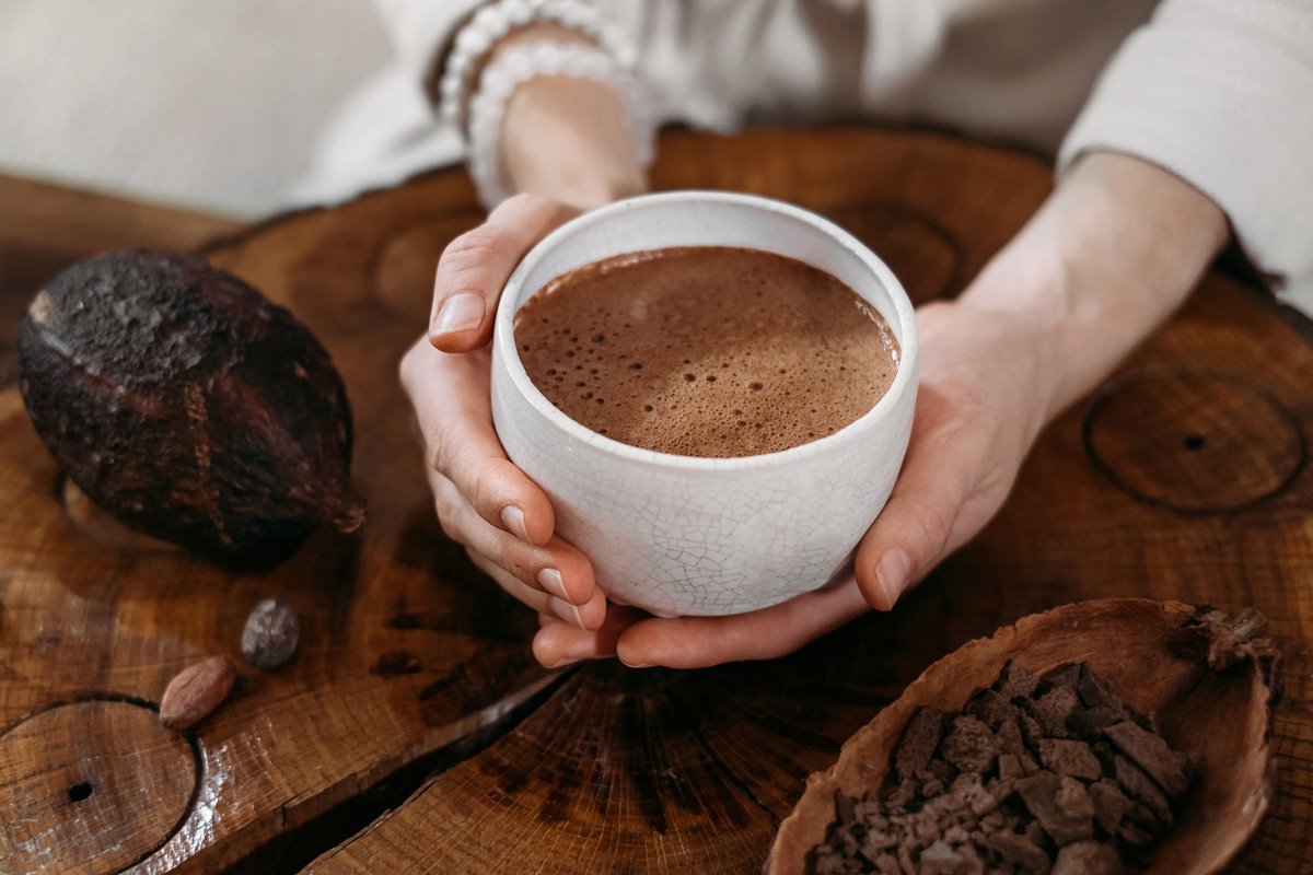 Foto colorida de xícara de chocolate quente - Metrópoles