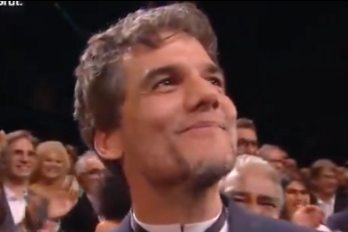 Emocionado, Wagner Moura se pronuncia e celebra prêmio em Cannes