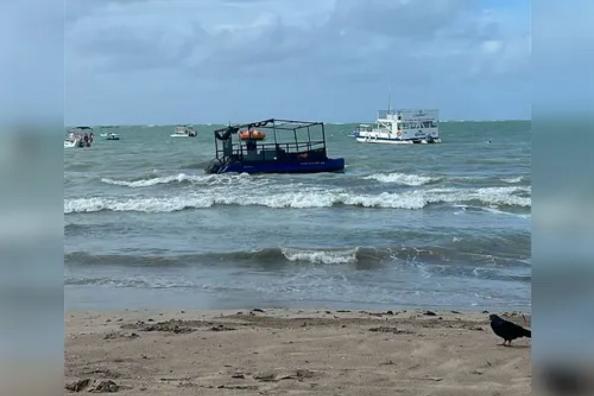 Vídeos: Três embarcações afundam em Maceió após fortes chuvas e ventos