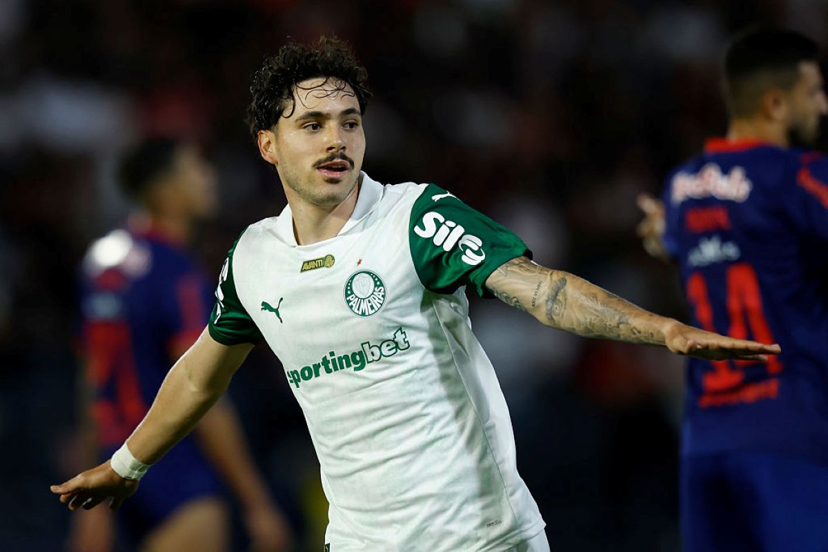 Palmeiras vence Bragantino e dispara na liderança do Brasileirão