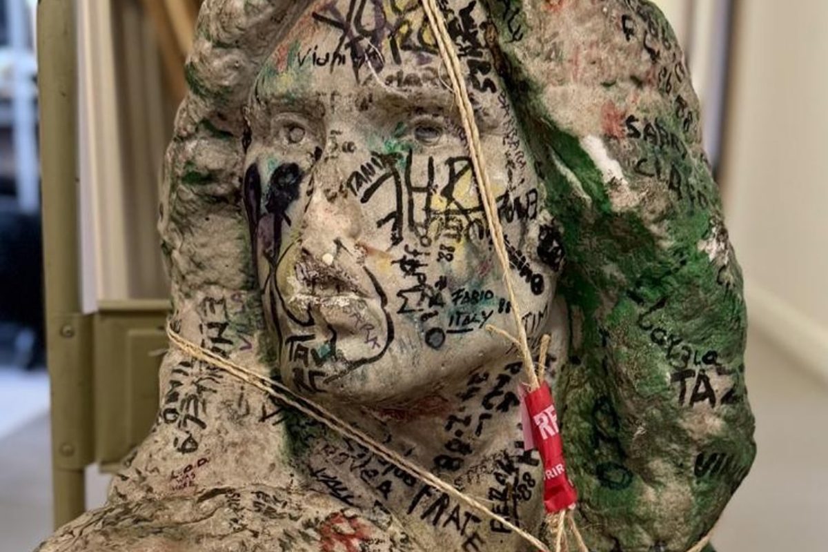 Busto Roubado de Jim Morrison Reaparece em Paris Após 37 Anos: Descoberta Surpreendente Durante Investigação de Corrupção