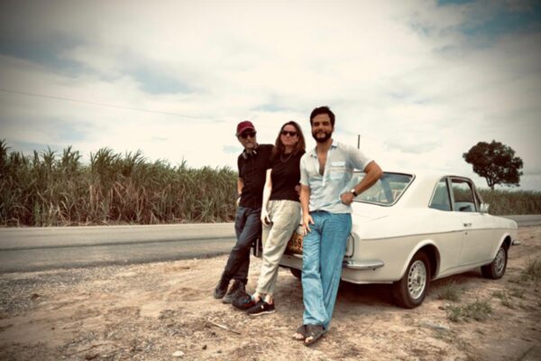 Foto colorida de Kleber Mendonça Filho, Emilie Lesclaux e Wagner Moura - Metrópoles