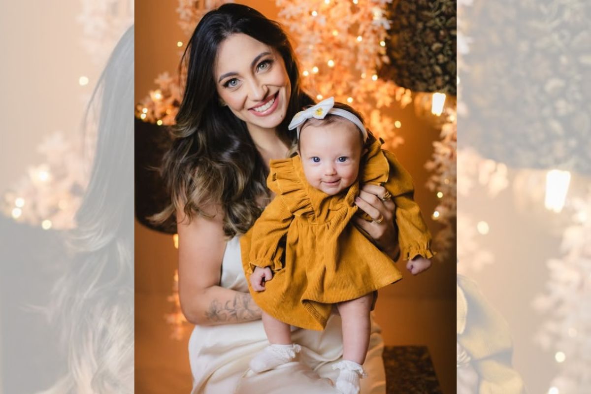 foto colorida de mãe e filha