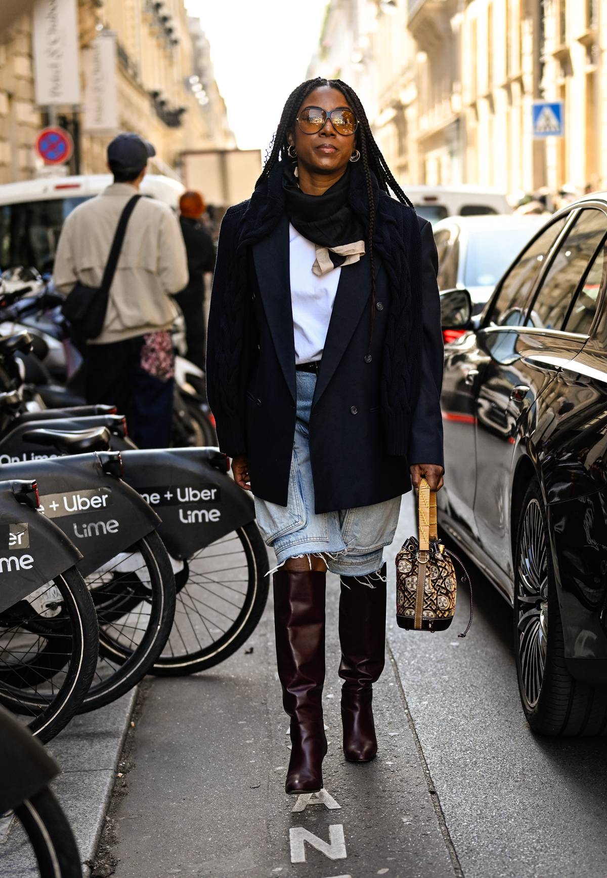 Foto de street style com mulher vestindo bermudas jeans longas, ou jorts - Metrópoles