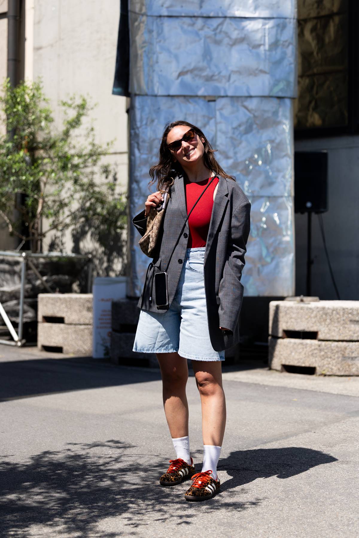 Foto de street style com mulher vestindo bermudas jeans longas, ou jorts - Metrópoles