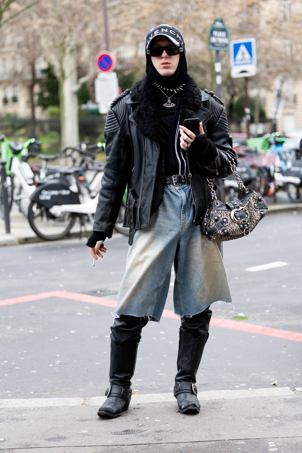 Foto de street style com mulher vestindo bermudas jeans longas, ou jorts - Metrópoles