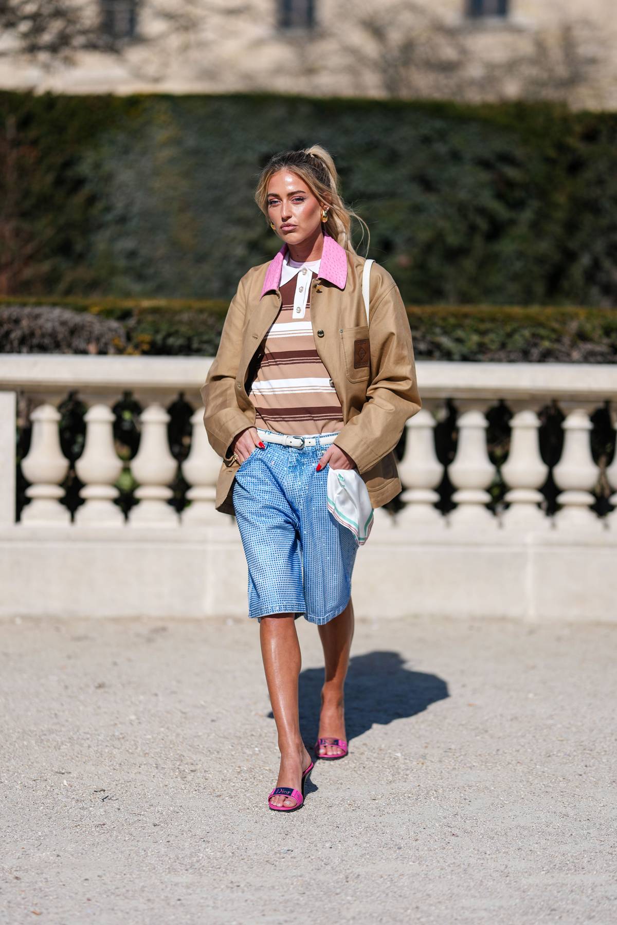 Foto de street style com mulher vestindo bermudas jeans longas, ou jorts - Metrópoles