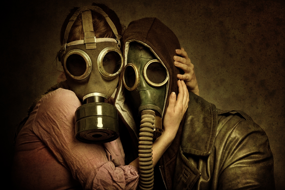 Mulher e homem abraçados usando Equipamento de Proteção Individual (EPI) respiratório