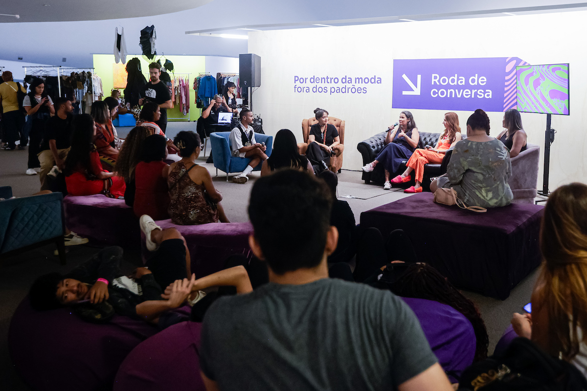 Roda de conversa sobre tecnologia, sustentabilidade e trabalho manual com Rachel Bessa, da Potira, Bruna Zanatta, especialista em tufting, e Ana Cláudia Braga, da CustomiZarte. O bate-papo é conduzido por Luiz Maza e Samanta Farias.