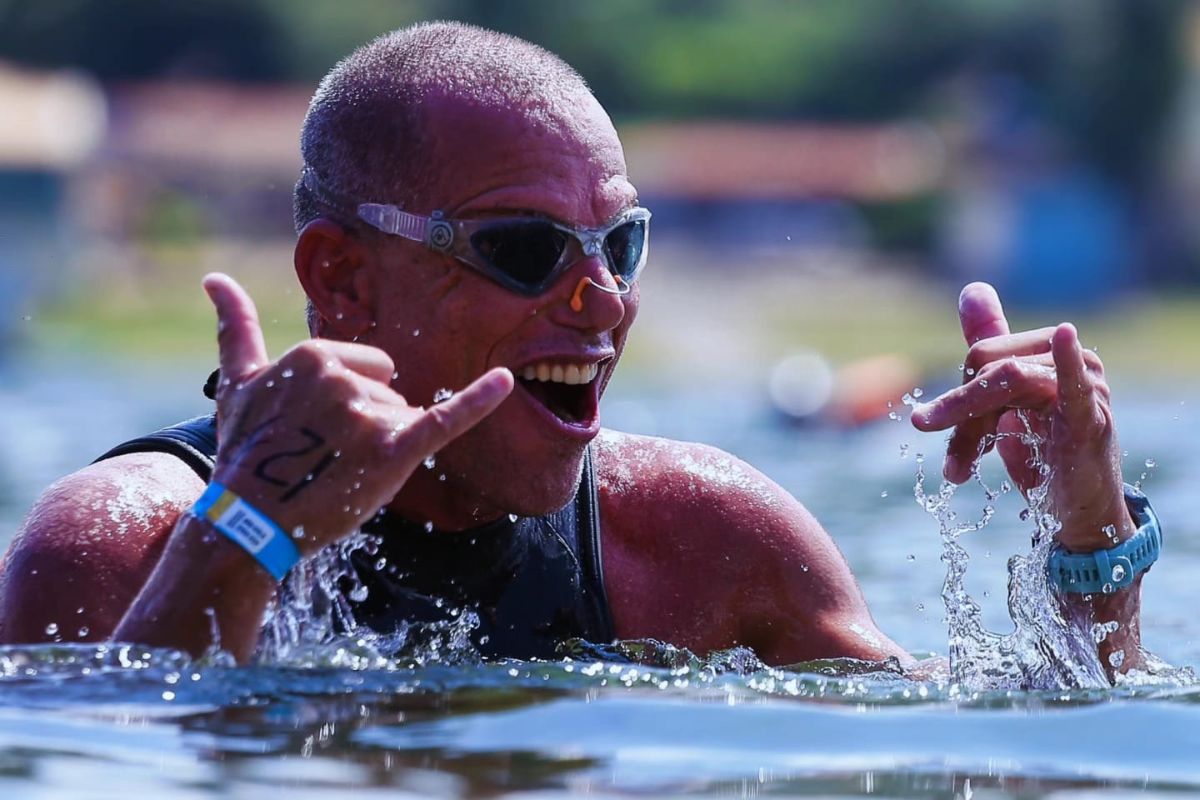 foto colorida de homem nadando no parque nacional de Brasília 