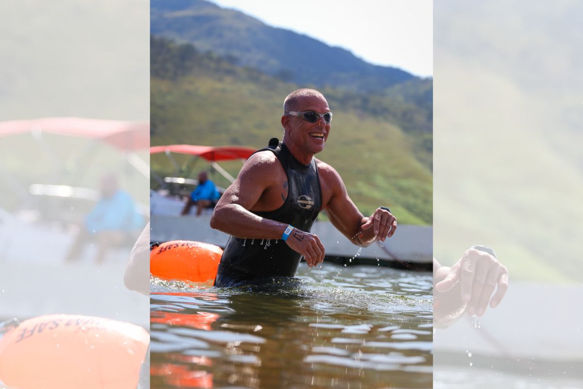 foto colorida de homem nadando no parque nacional de Brasília