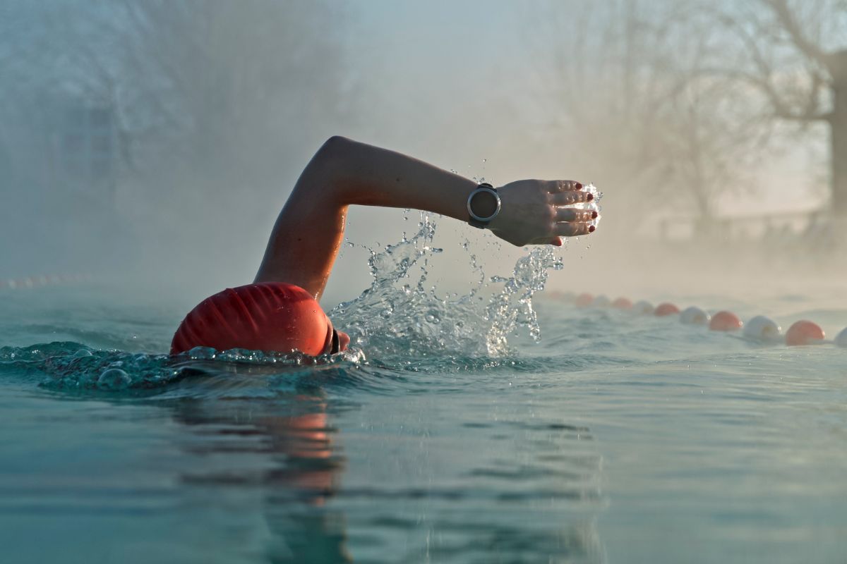 Desafio Matinal: Atleta Enfrenta o Frio para Manter Rotina de Treinos em Piscinas Aquecidas Naturalmente