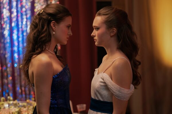 Fina Strazza como Tiffany Falconer e India Fowler como Lori Granger em Rua do Medo: Rainha do Baile
