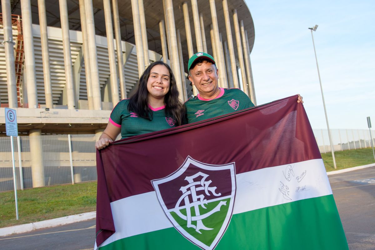Imagem colorida de torcedores do Fluminense - Metrópoles