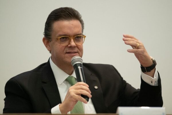 Homem de óculos com microfone