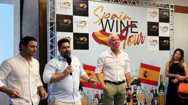 Fotografia colorida mostrando três homens em evento de degustação de vinho-Metrópoles