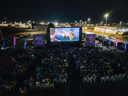Foto colorida do cinema inflável -
