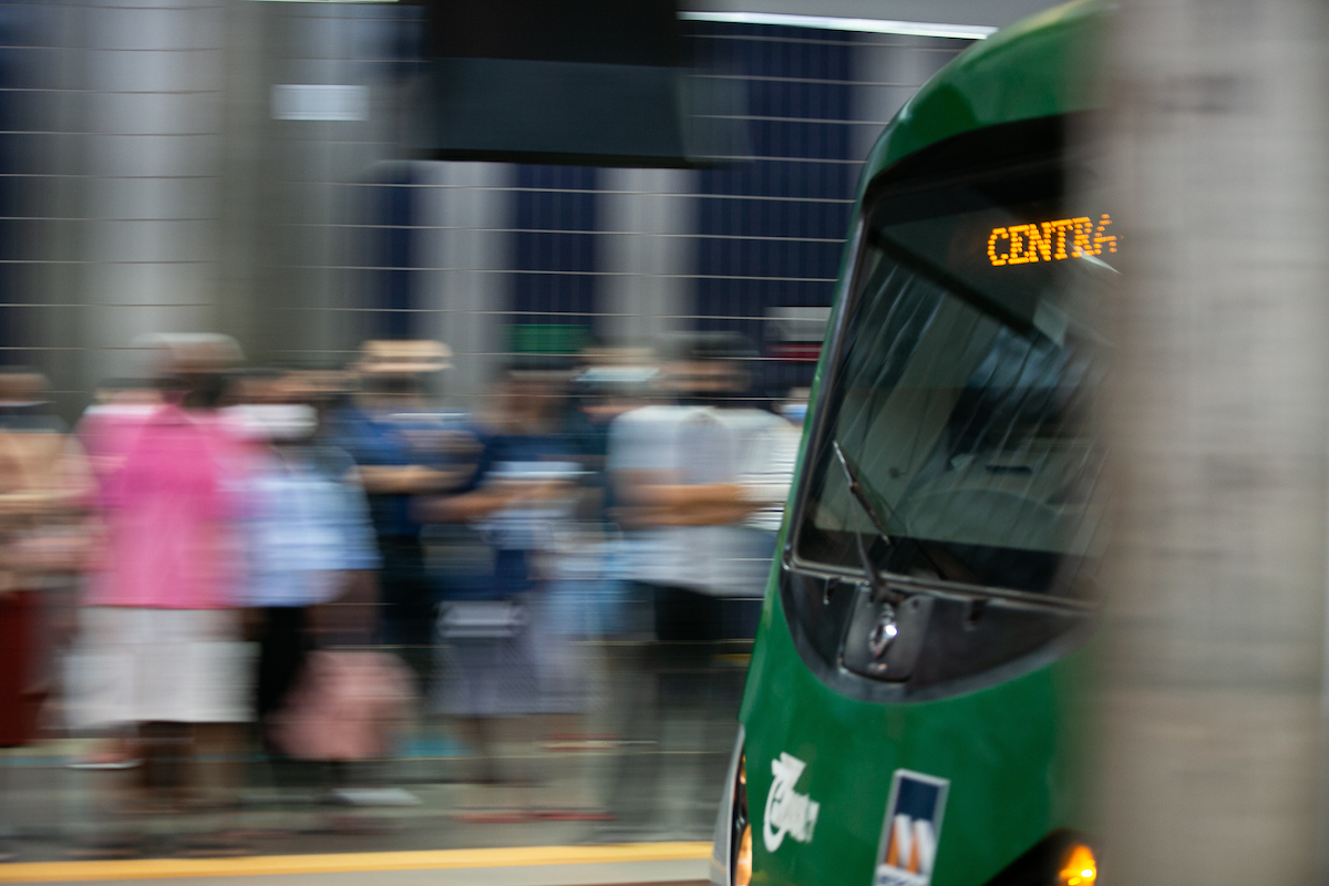Princípio de incêndio assusta passageiros e trem do metrô é evacuado