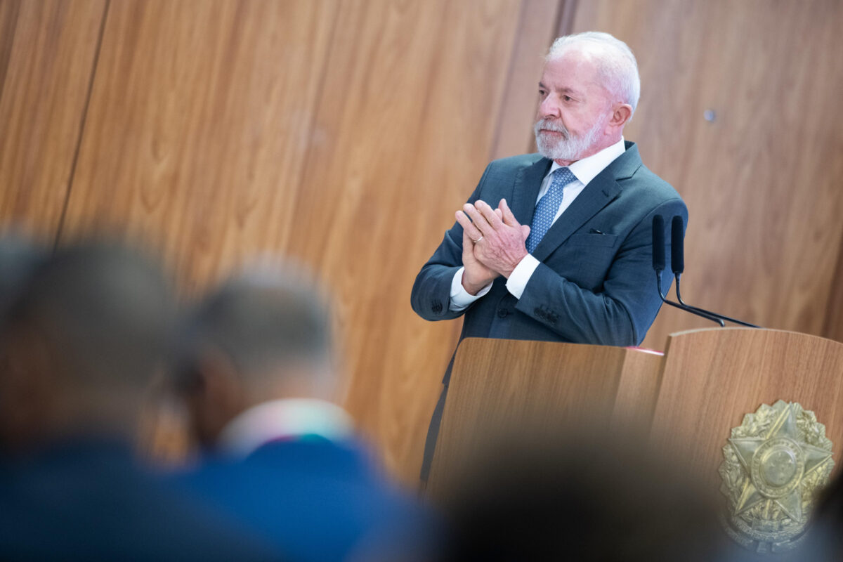 Lula lamenta acidente com balão em SC e coloca governo à disposição