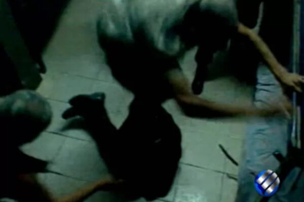 Recruta sendo agredido em trote durante treinamento