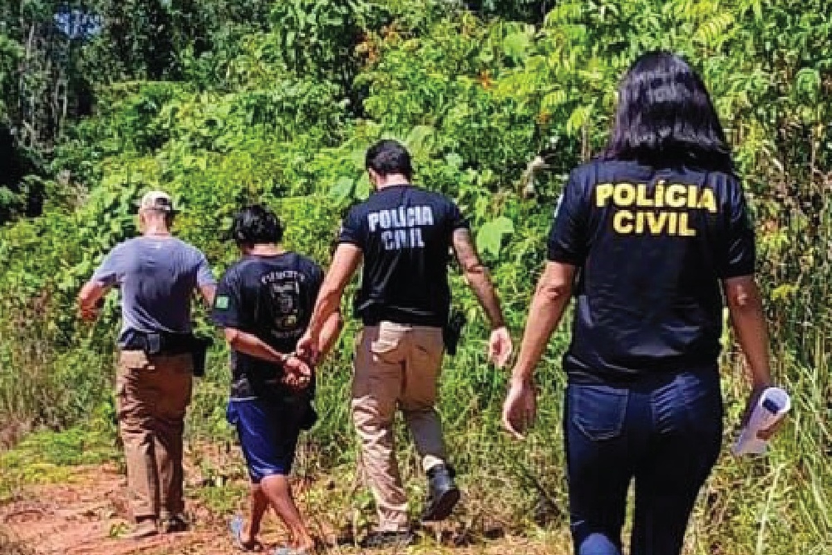 Homem estupra prima PcD e se esconde da família embaixo da cama