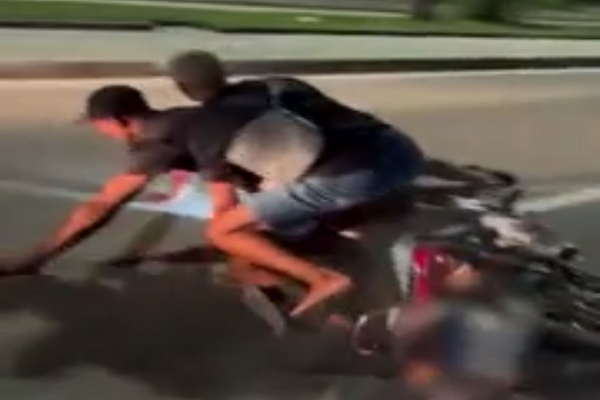 Homens quase têm cabeças esmagadas ao “dar grau” em moto. Vídeo