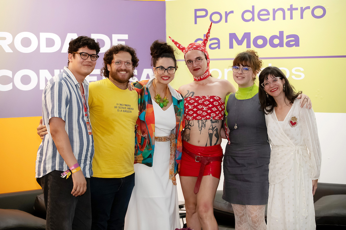 Imagem colorida dos participantes da roda de conversa do Metrópoles Fashion e Design 2025 