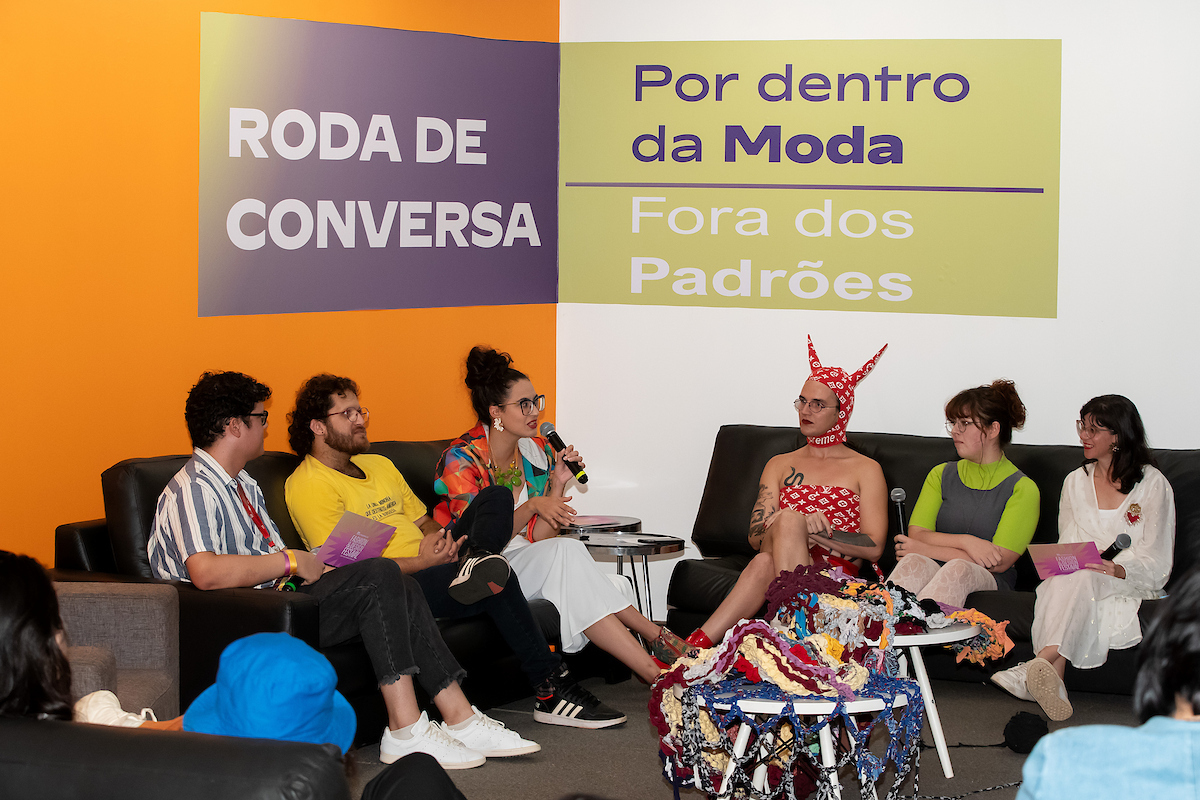 Imagem colorida dos participantes da roda de conversa do Metrópoles Fashion e Design 2025 