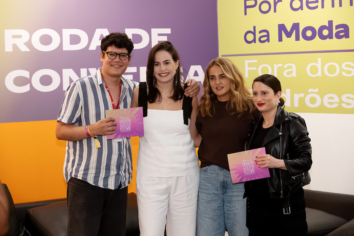 Imagem colorida dos participantes da roda de conversa do Metrópoles Fashion e Design 2025 