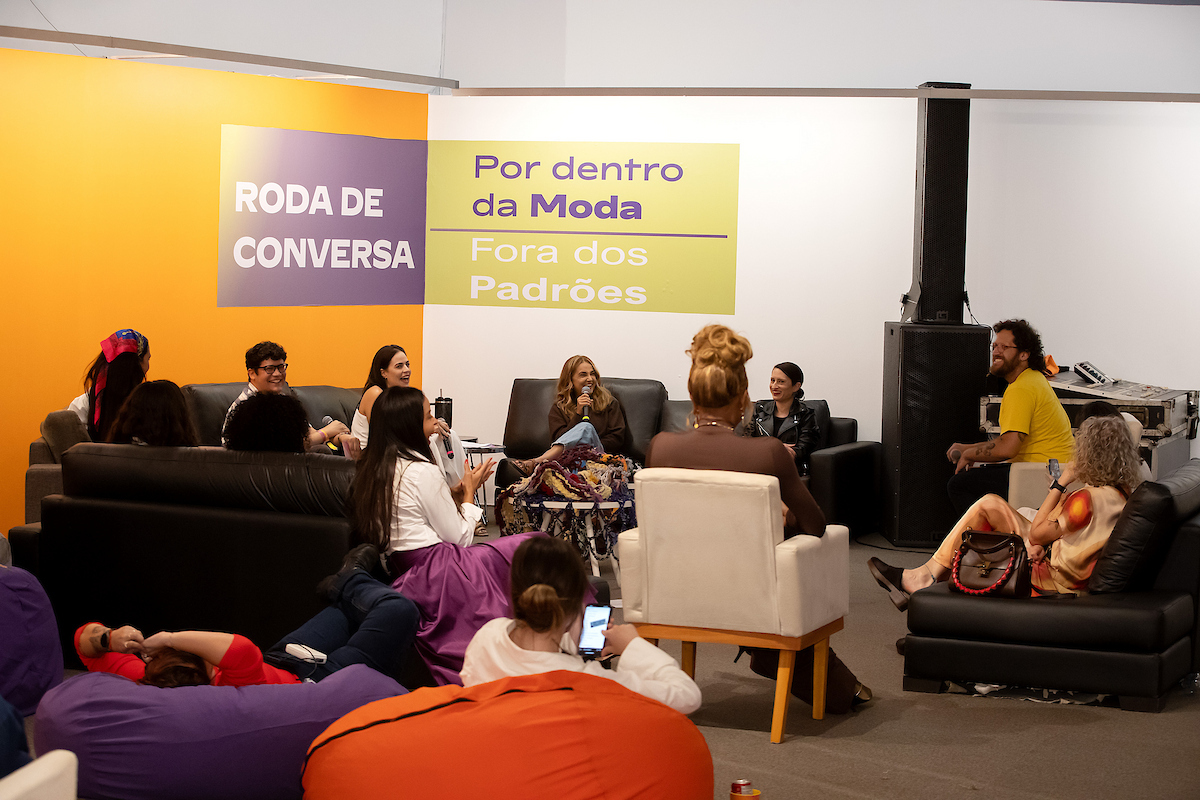Imagem colorida dos participantes da roda de conversa do Metrópoles Fashion e Design 2025 
