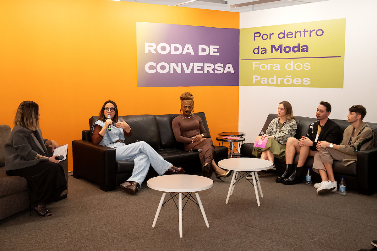Imagem colorida dos participantes da roda de conversa do Metrópoles Fashion e Design 2025 