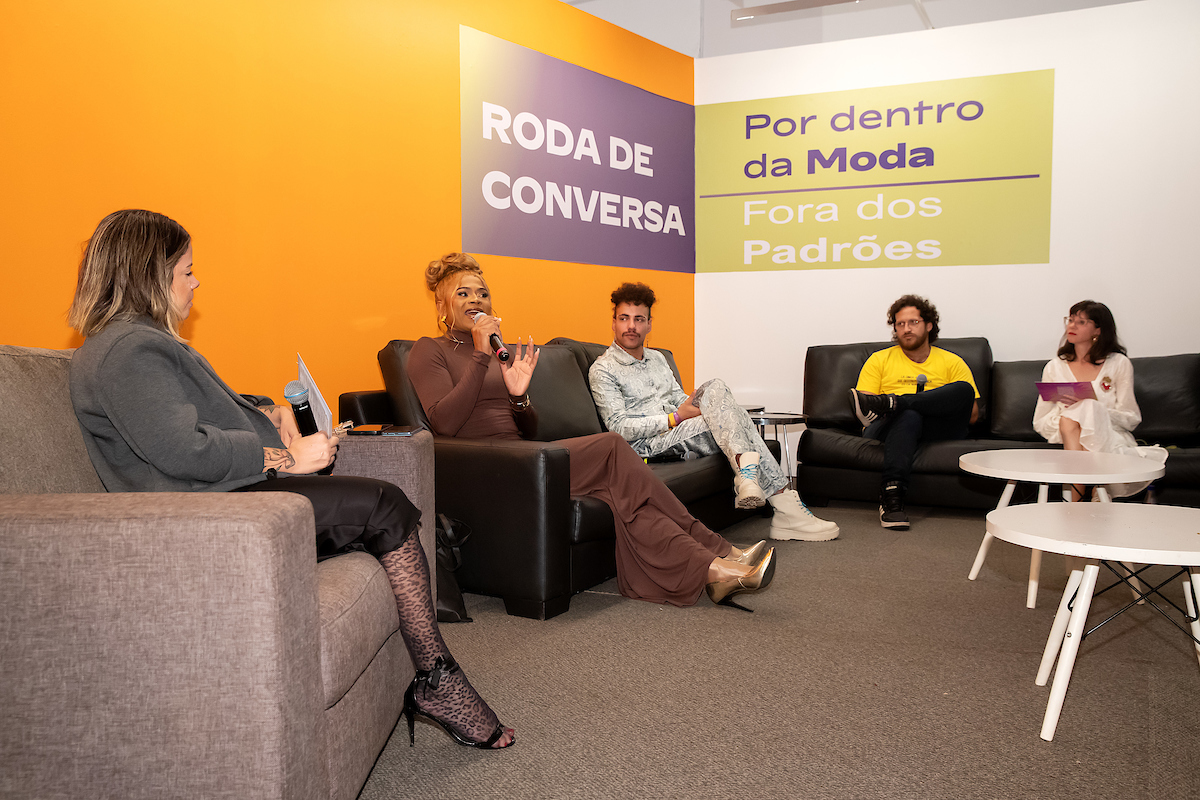 Imagem colorida dos participantes da roda de conversa do Metrópoles Fashion e Design 2025 