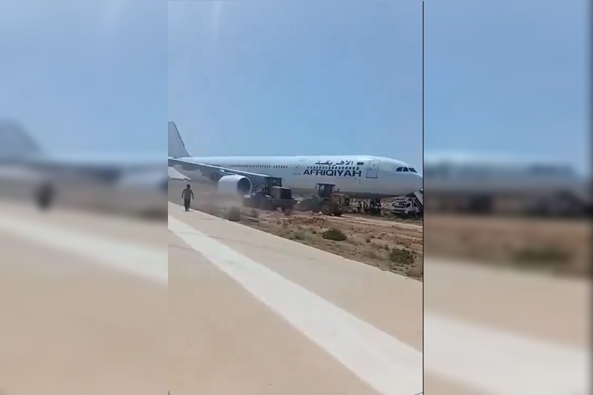 Vídeo: avião perde controle e sai da pista durante decolagem na Líbia