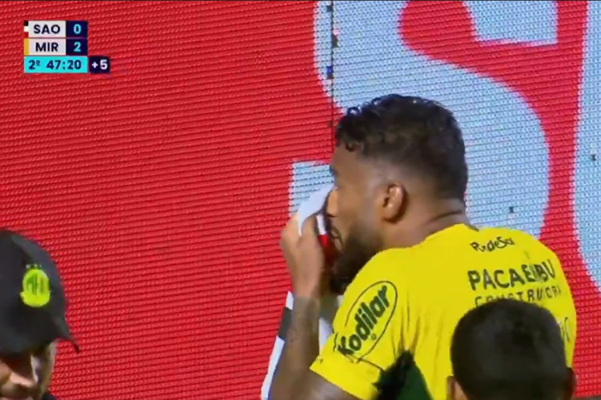 Reinaldo beija escudo do São Paulo em comemoração do Mirassol. Veja