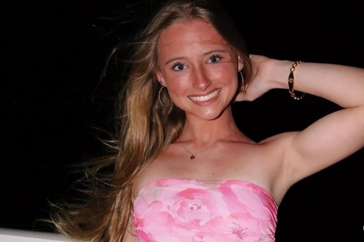 Foto colorida de uma menina loira de olhos azuis usando um vestido rosa - Metrópoles
