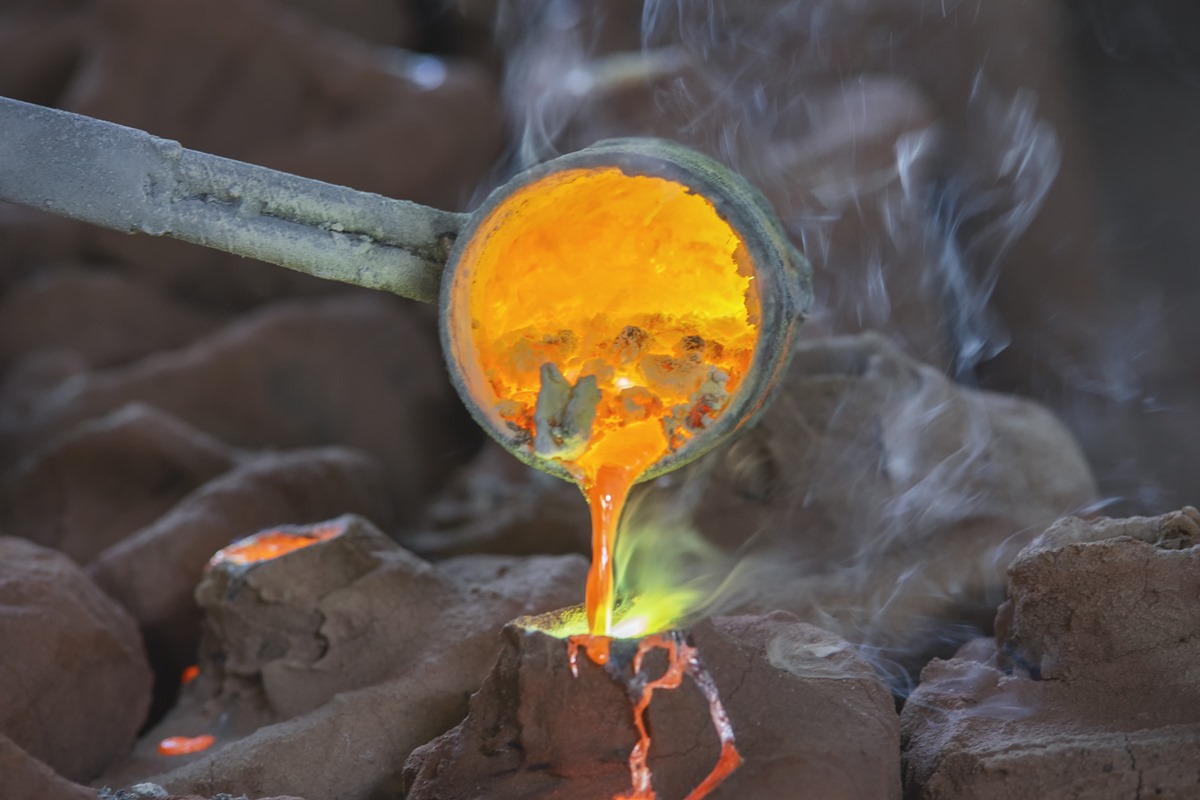 Imagem colorida de ouro derretido - Metrópoles 