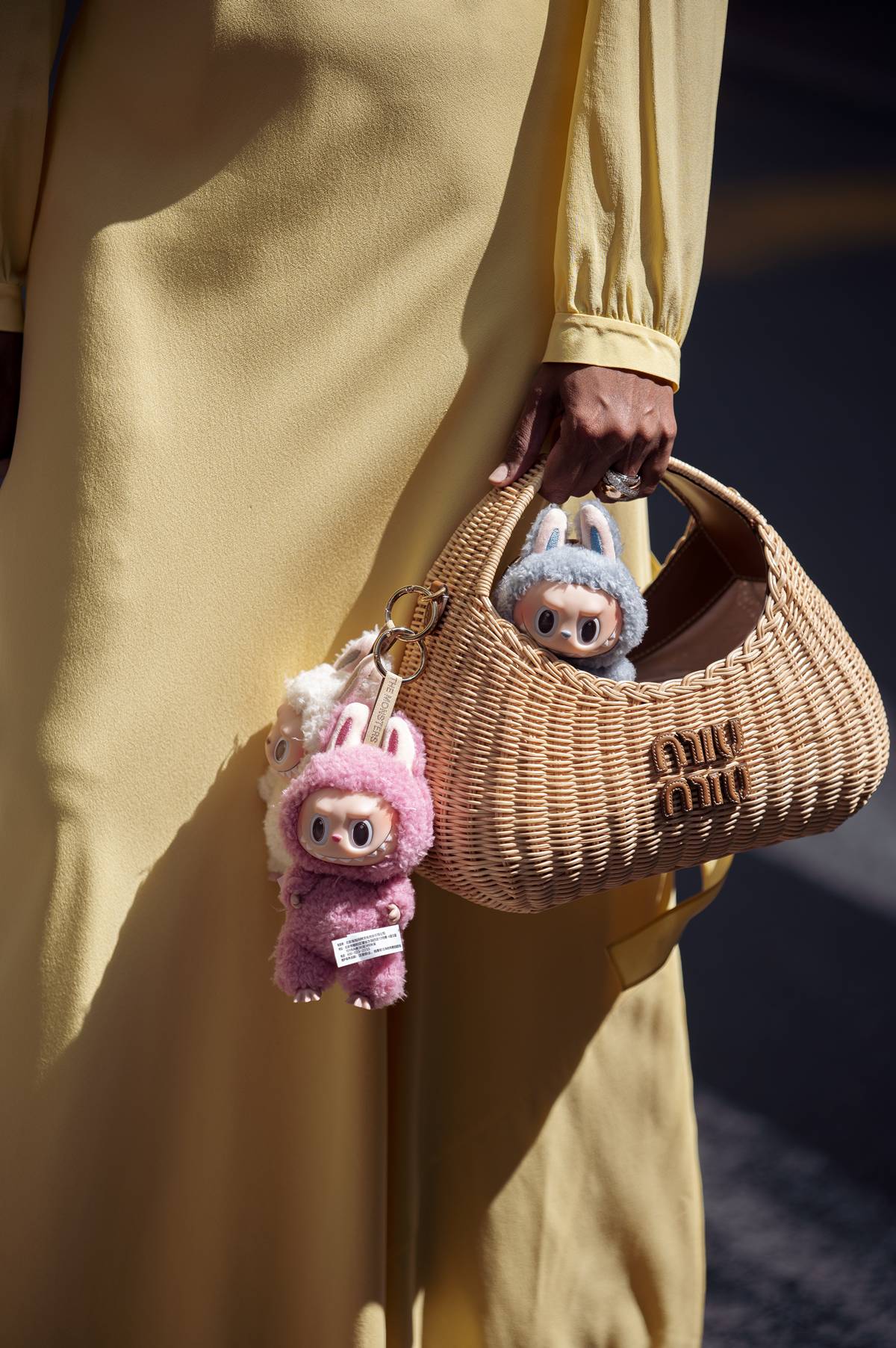 Bolsa da Miu Miu em Cannes, na França, com bonecos Labubu - Metrópoles