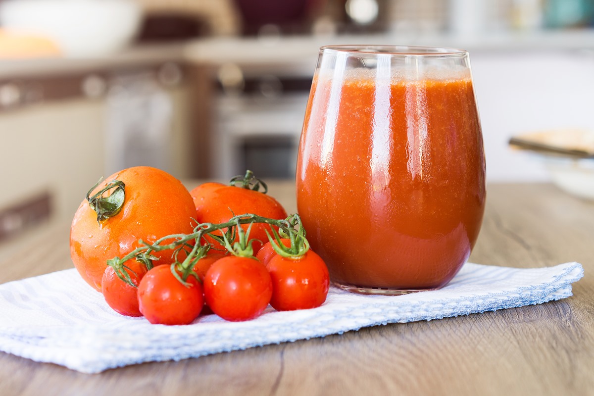 Imagem colorida de suco de tomate - Metrópoles 
