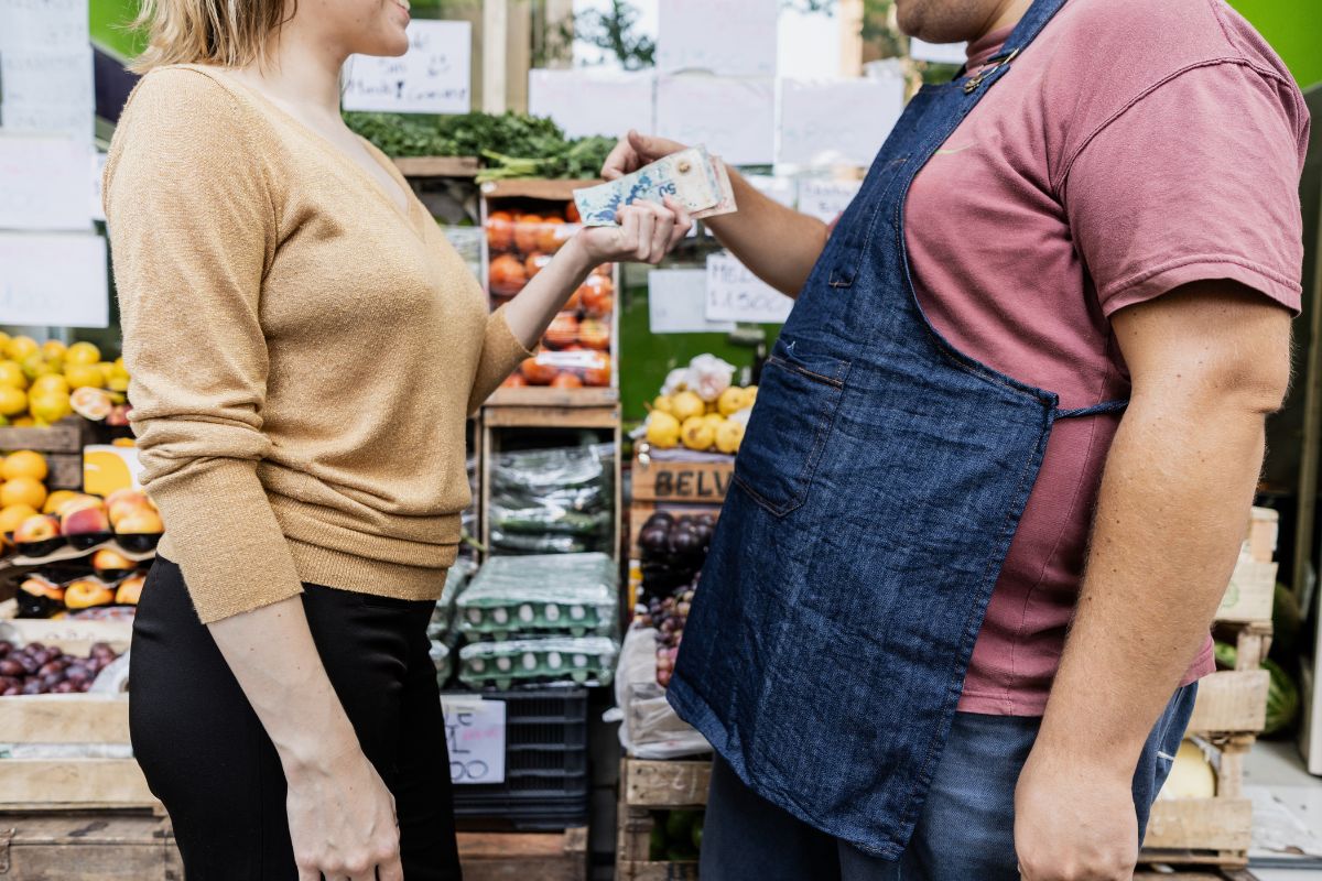 foto colorida de duas pessoas em uma fruteira argentina