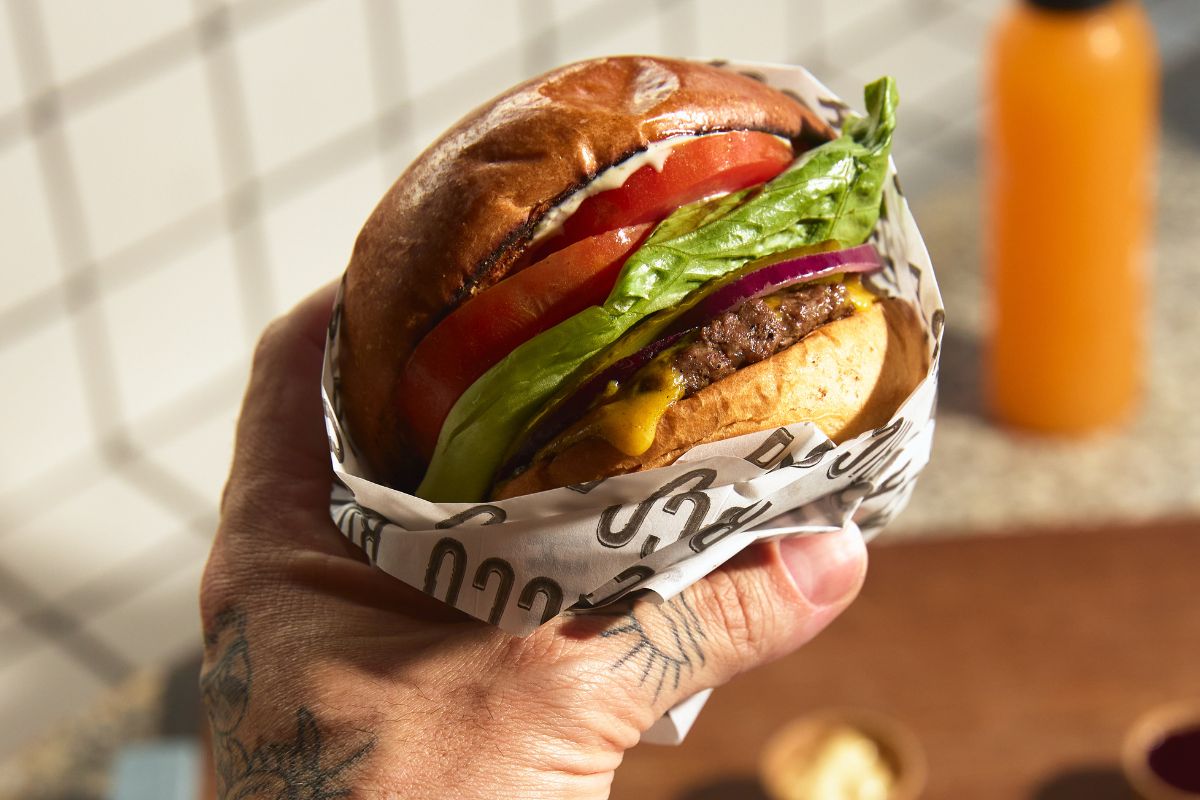 foto colorida de hamburguer