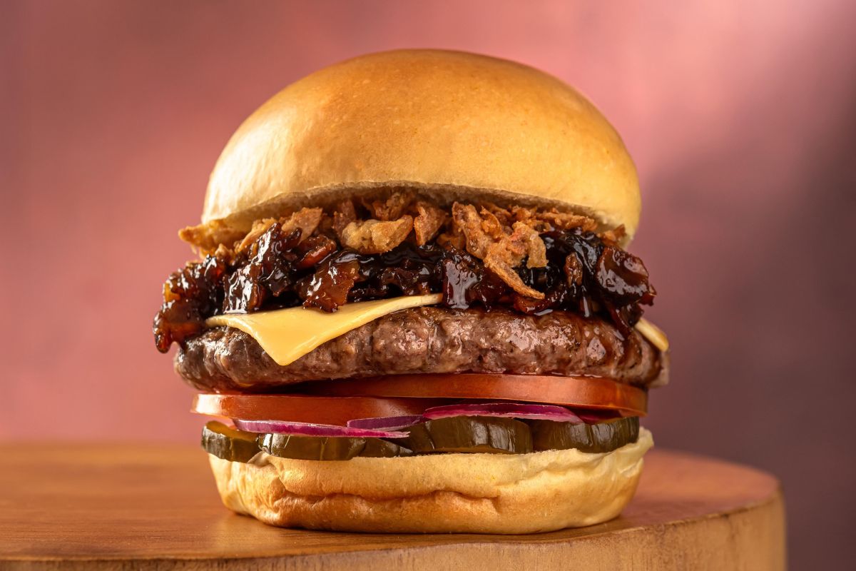 foto colorida de hamburguer