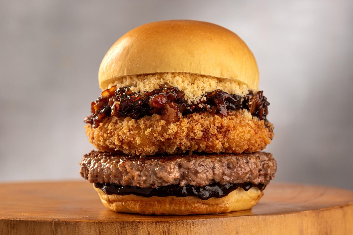 foto colorida de hamburguer