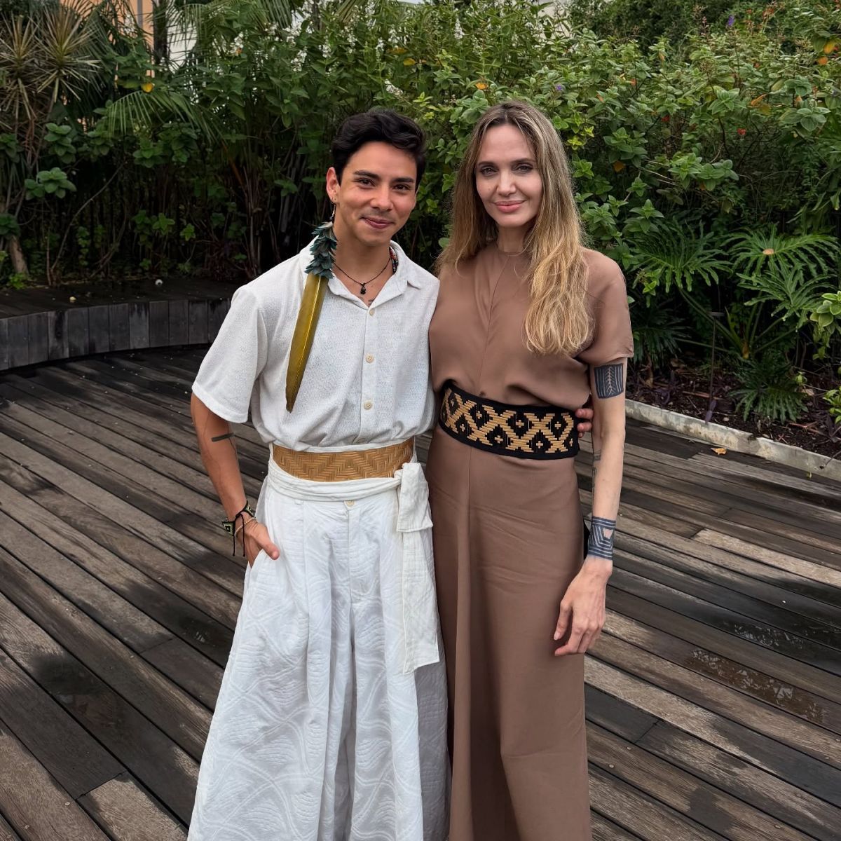 Foto com cor. Maurício Duarte com Angelina Jolie - Metrópoles