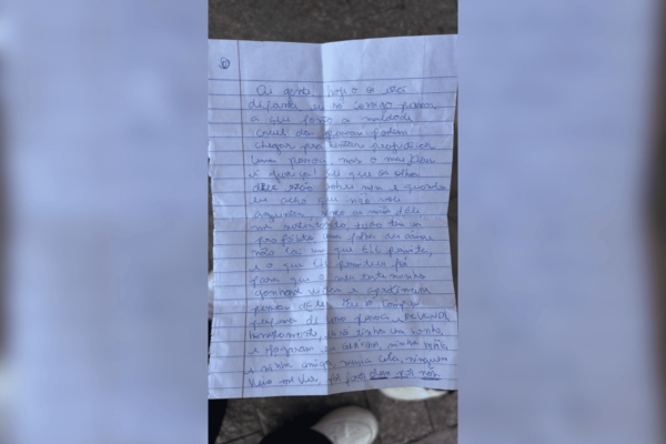 Imagem colorida de uma carta escrita à mão em papel - Metrópoles