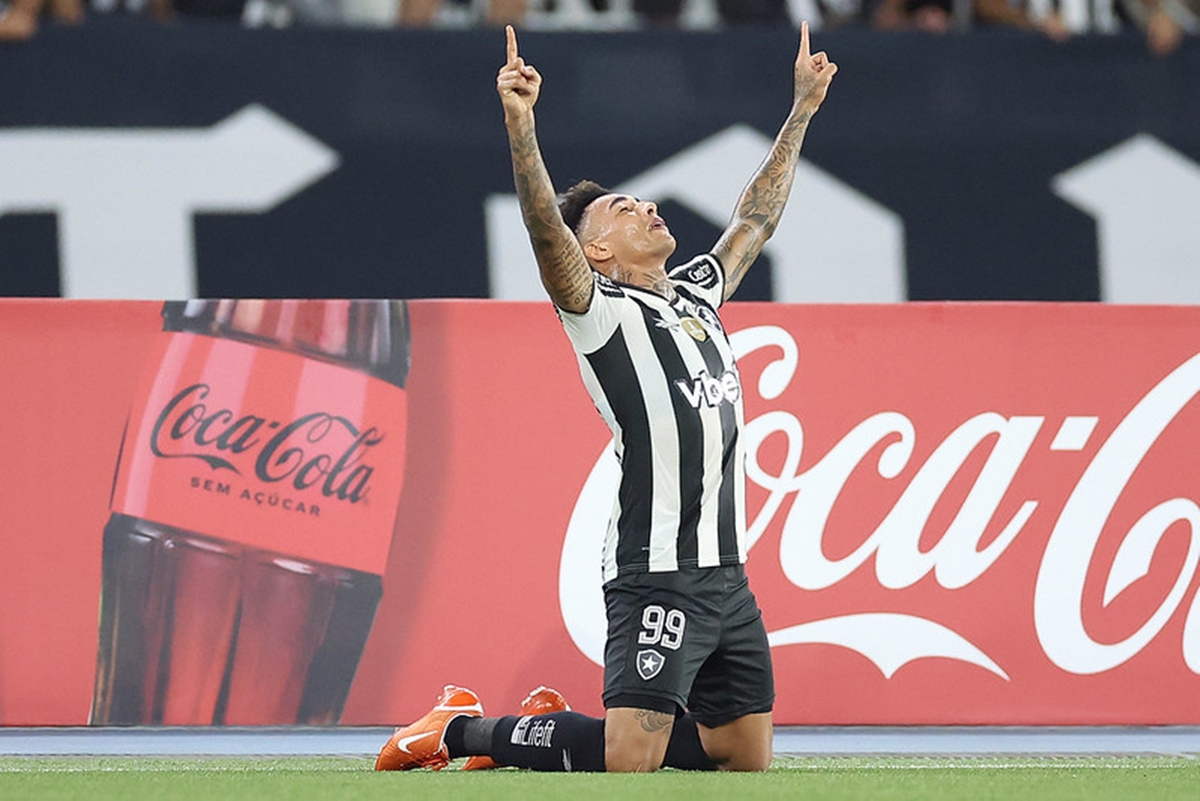 Com Ancelotti no estádio e um a menos, Botafogo avança na Libertadores